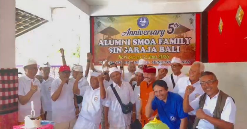 Alumni SMOA Peringati HUT ke-81 RI di Pantai Yeh Lembu