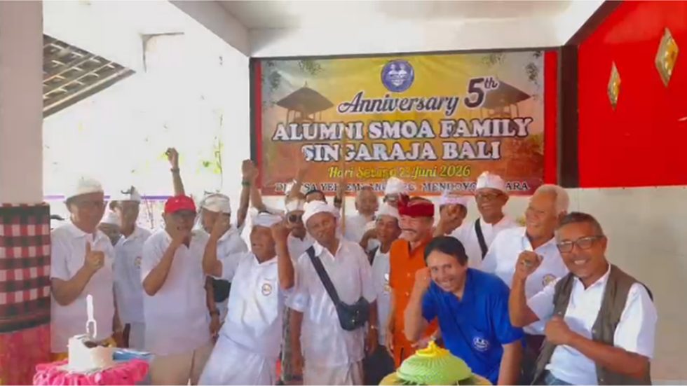 Alumni SMOA Peringati HUT ke-81 RI di Pantai Yeh Lembu