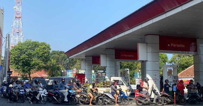 BBM Langka, Antrean Mengular Di SPBU