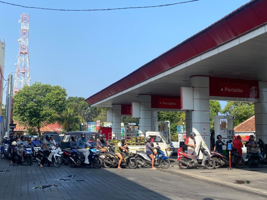 BBM Langka, Antrean Mengular Di SPBU