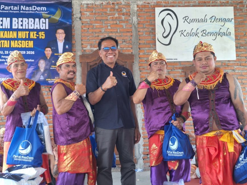 Peringati HUT ke-15, NasDem Buleleng Gelar Baksos di Desa Bengkala